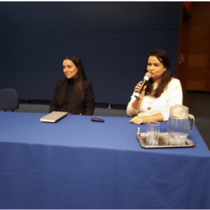 Auditório da FESP, com mesa formada por duas professoras universitárias, que ministram palestra aos acadêmicos do curso de Direito