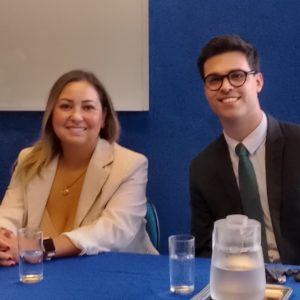 Palestrante homem e mulher posam para foto na Semana Acadêmica de Direito na FESP.