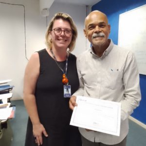 Palestrante recebe certificado das mãos da docente Patricia Cardoso