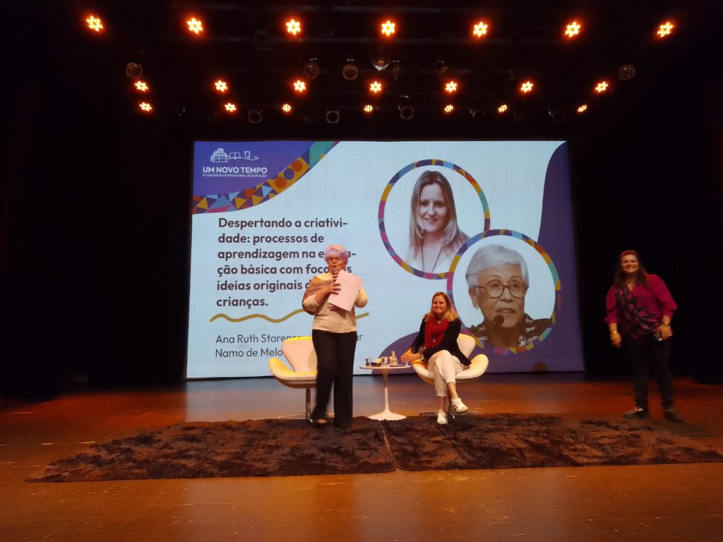 Palco do teatro Fernanda Montenegro recebe professora para ministrar palestra no evento de educação