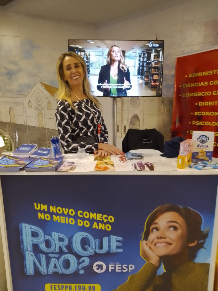 Professora em estande do congresso de educação