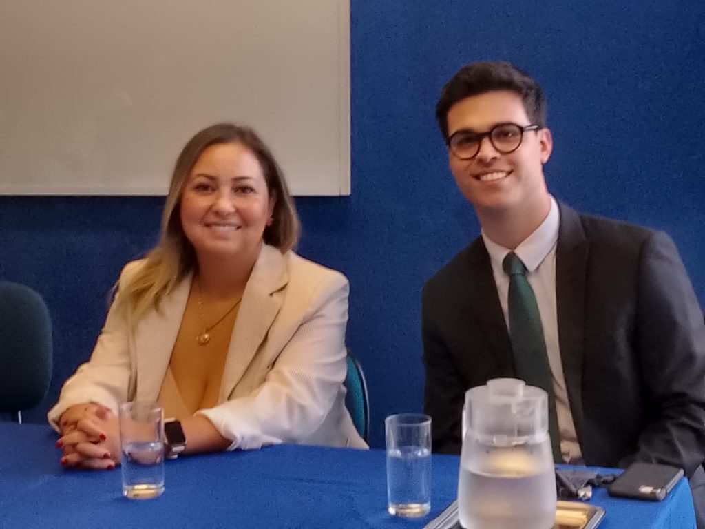 Palestrante homem e mulher posam para foto na Semana Acadêmica de Direito na FESP.