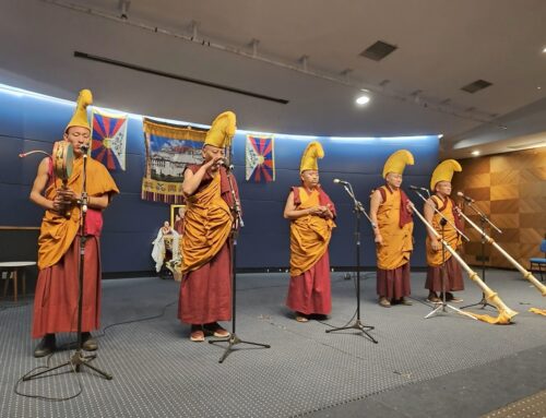 Cantos Monásticos Sagrados e Celebração dos 90 Anos do Dalai Lama emocionam o público na FESP